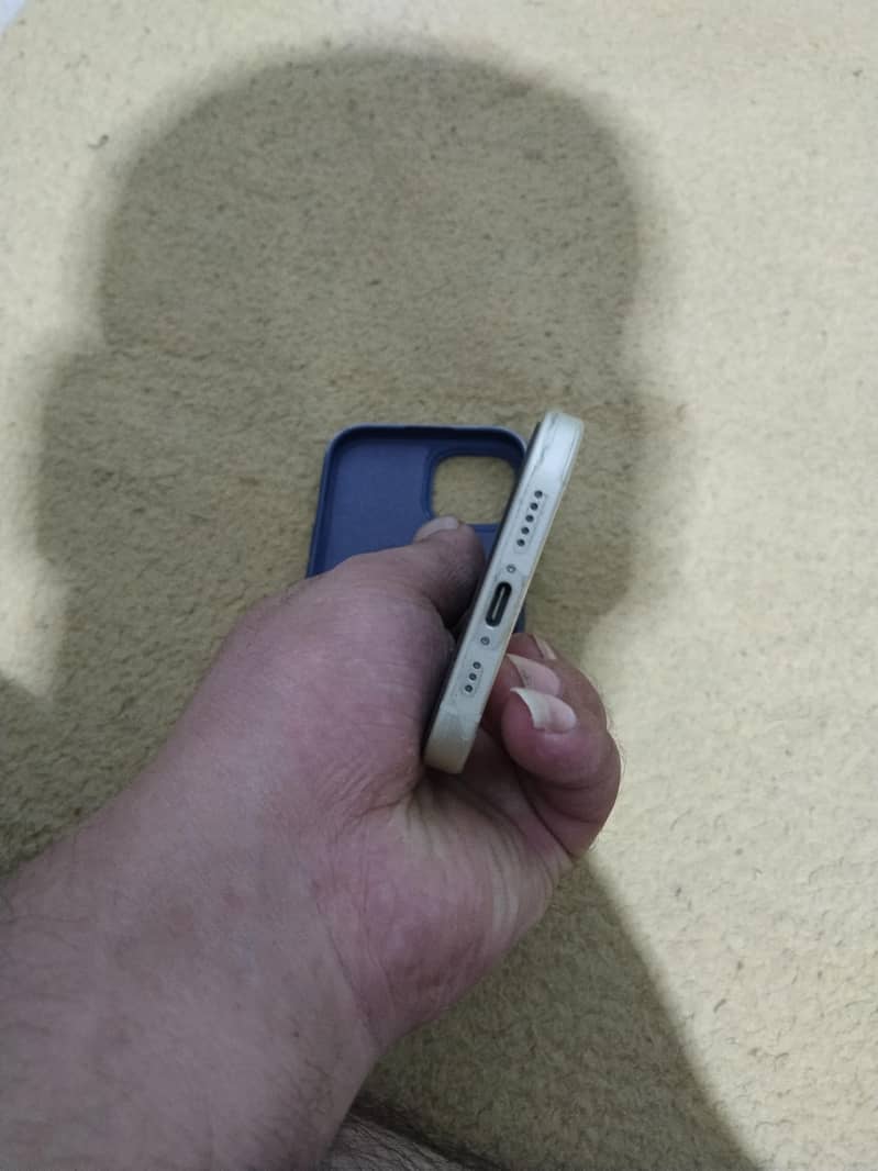 Apple iPhone 15 4