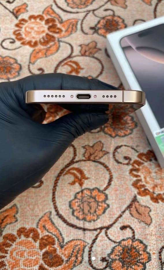 Apple iPhone 16 Pro Max 6