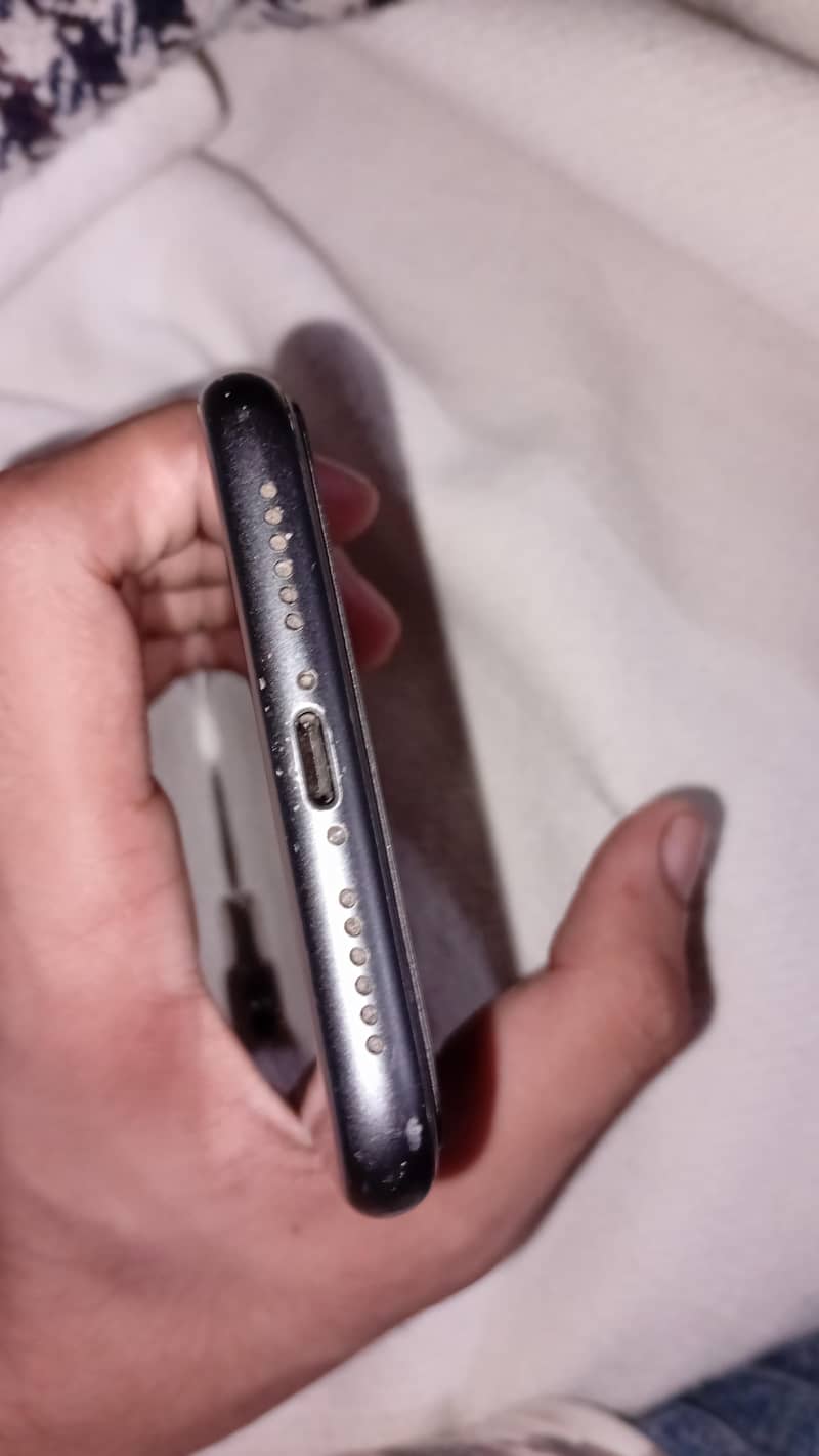 Apple iPhone 11 4