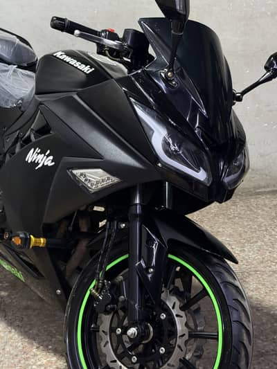 Kawasaki ninja zx10r 2025 model ( sports heavy bike)