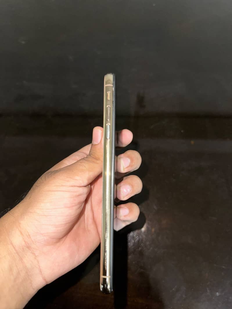 Apple iPhone XS Max 3