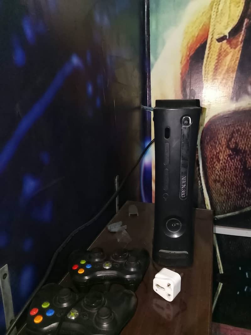 XBOX 360 slim with 2 controllers 0