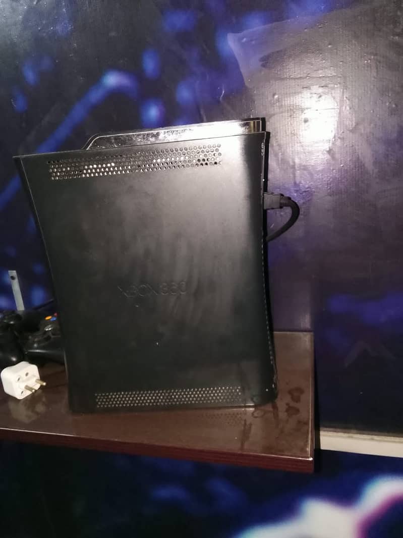 XBOX 360 slim with 2 controllers 2