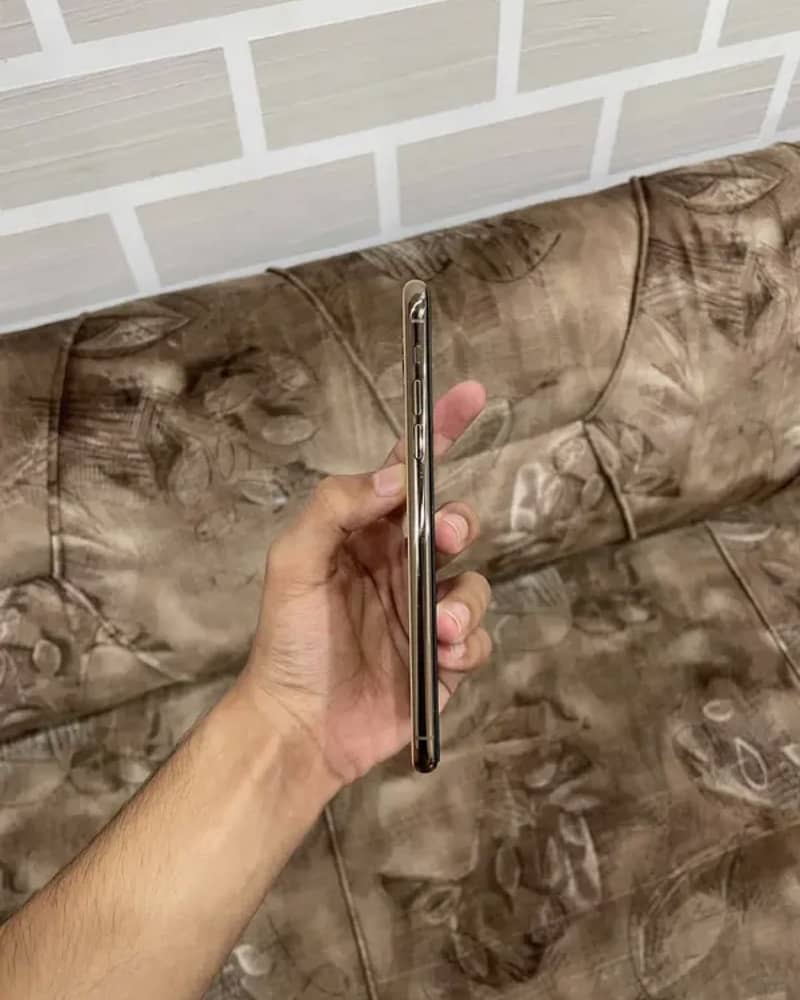 Apple iPhone 11 Pro Max 4