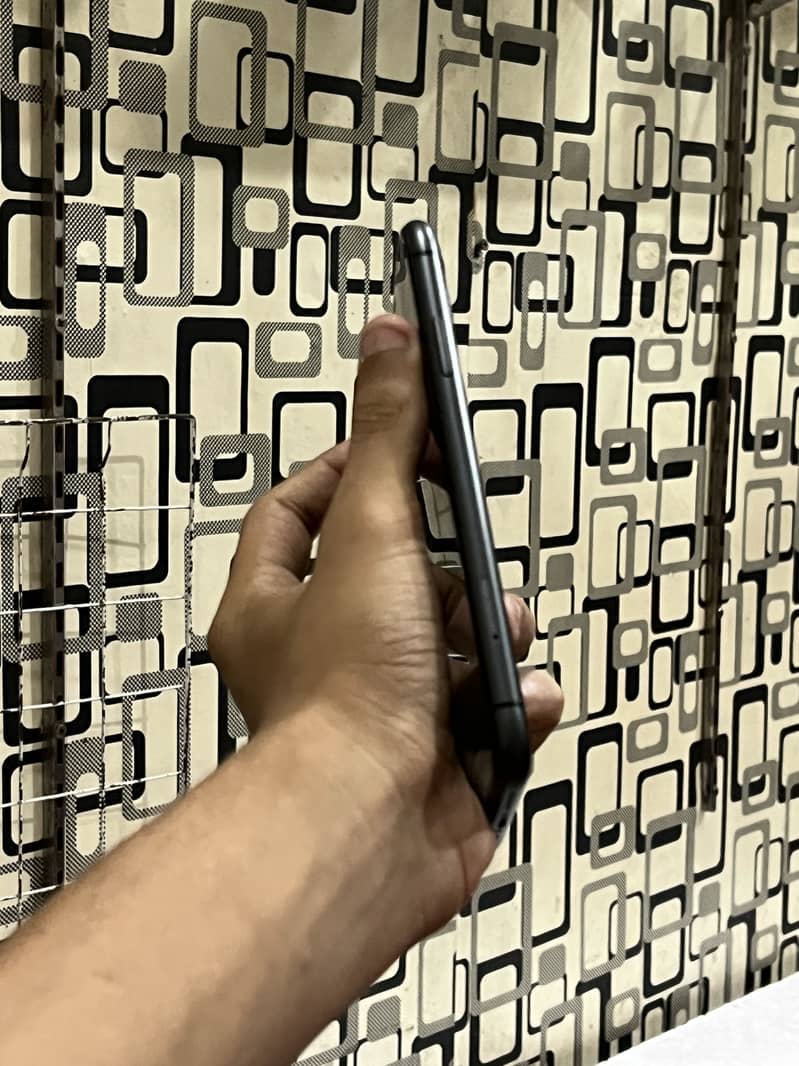 Apple iPhone 11 4