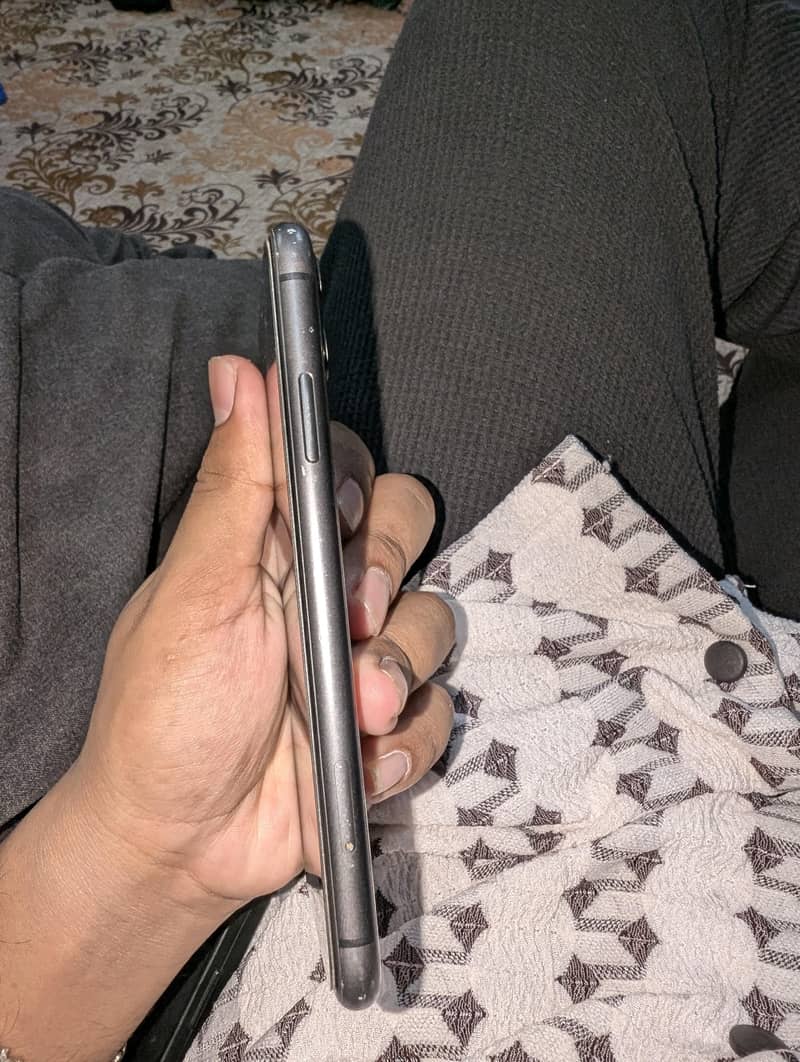 Apple iPhone 11 4