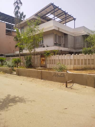 400sq yd corner bificaute house for sale