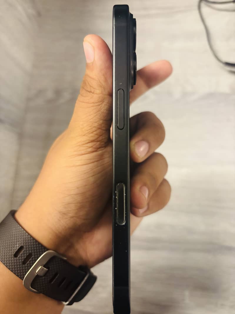 Apple iPhone 16 2