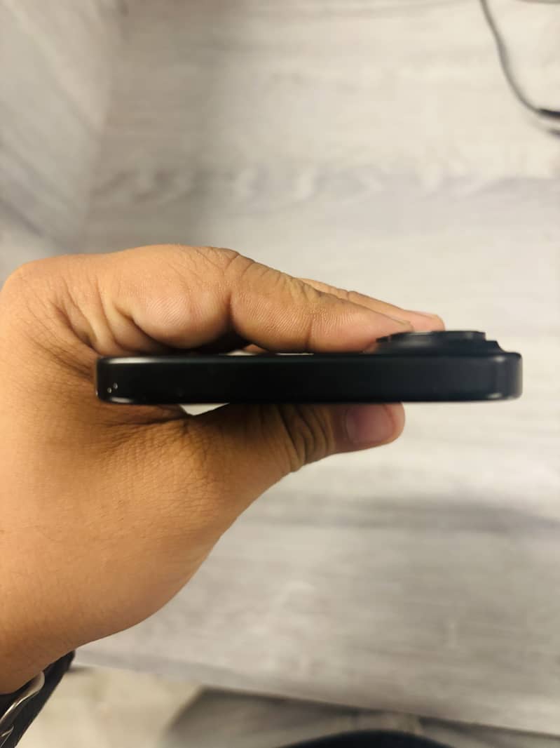 Apple iPhone 16 4