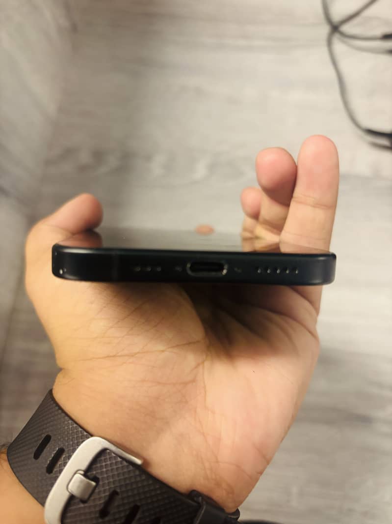 Apple iPhone 16 5