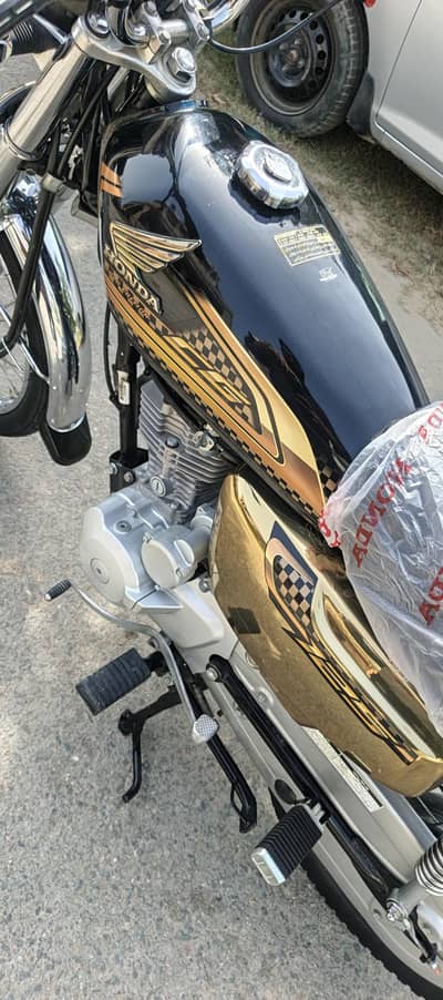 Honda 125 self start Black Gold 2025 Model