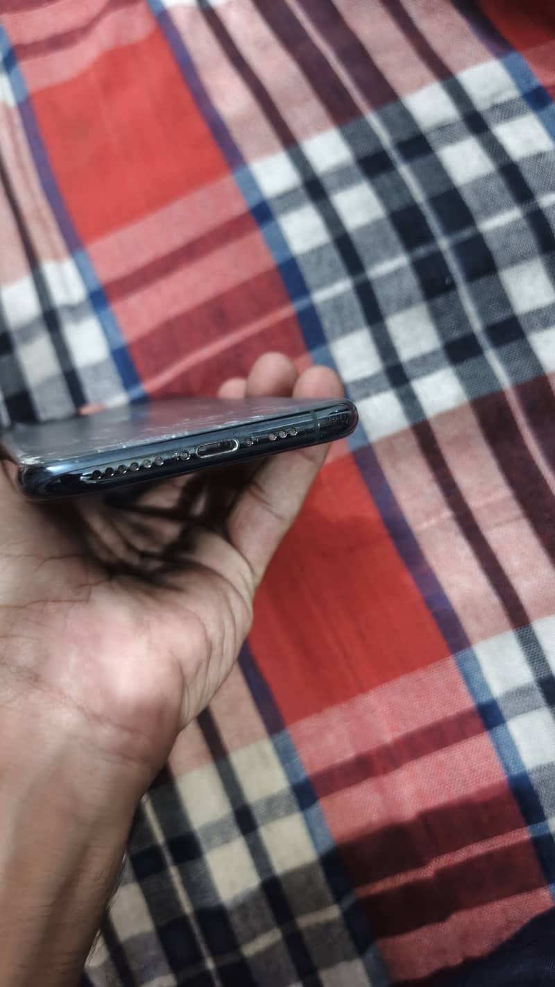 Apple iPhone 11 Pro 4