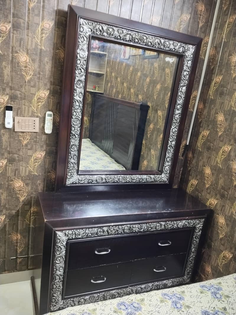 Bed set with side table and dressing 1