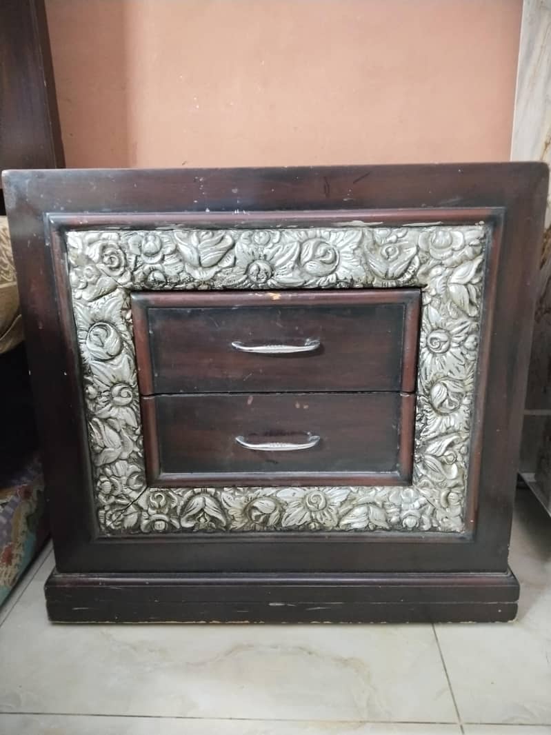 Bed set with side table and dressing 4