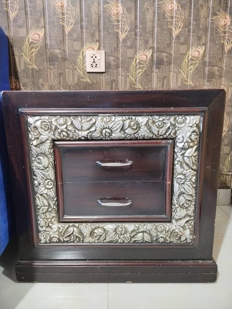 Bed set with side table and dressing 5