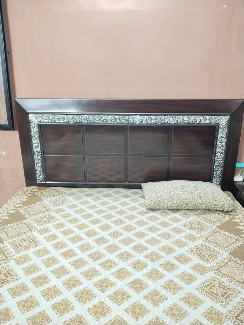 Bed set with side table and dressing 9
