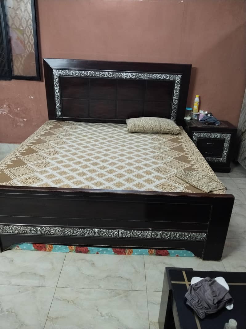 Bed set with side table and dressing 10