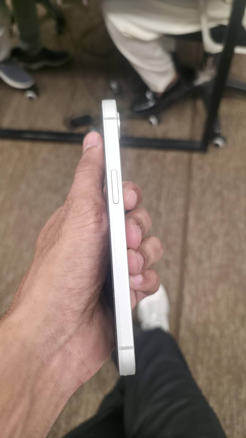 Apple iPhone 17e 1