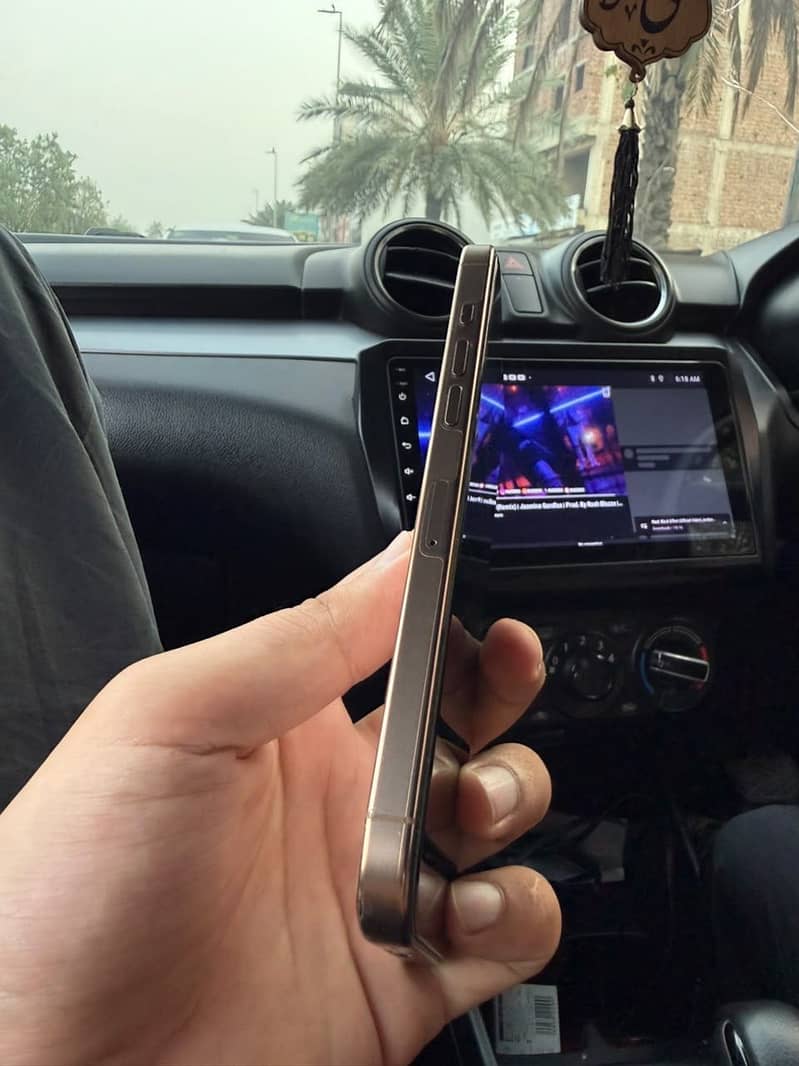 Apple iPhone 16 Pro Max 2