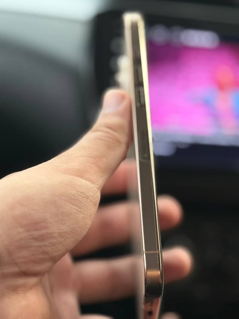 Apple iPhone 16 Pro Max 4