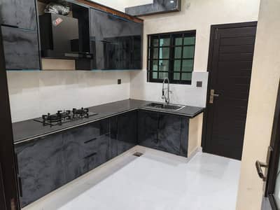 I'M RENTING OUT A 8 MARLA BRAND NEW HOUSE IN BAHRIA ORCHARD LAHORE PHASE 2. H-BLOCK 5 BEDROOMS ATTACH BATH
