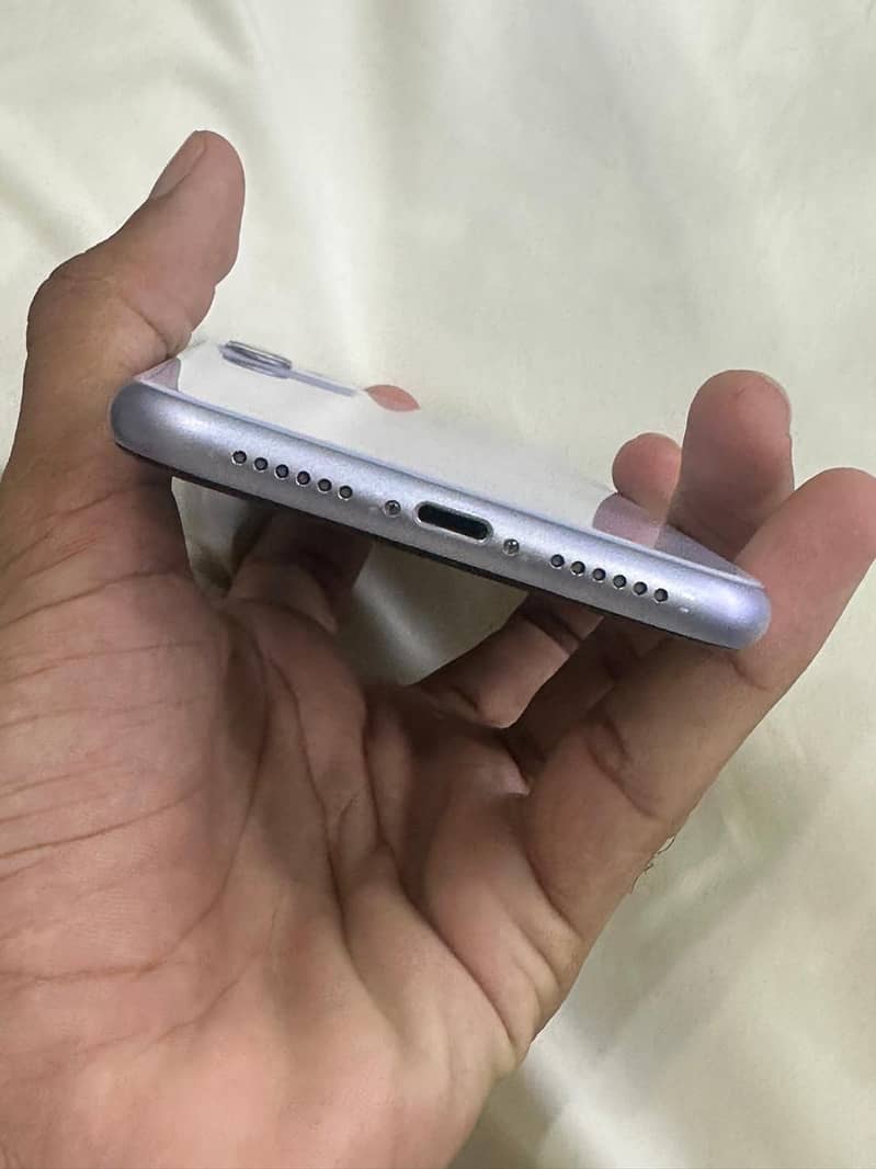 Apple iPhone 11 4