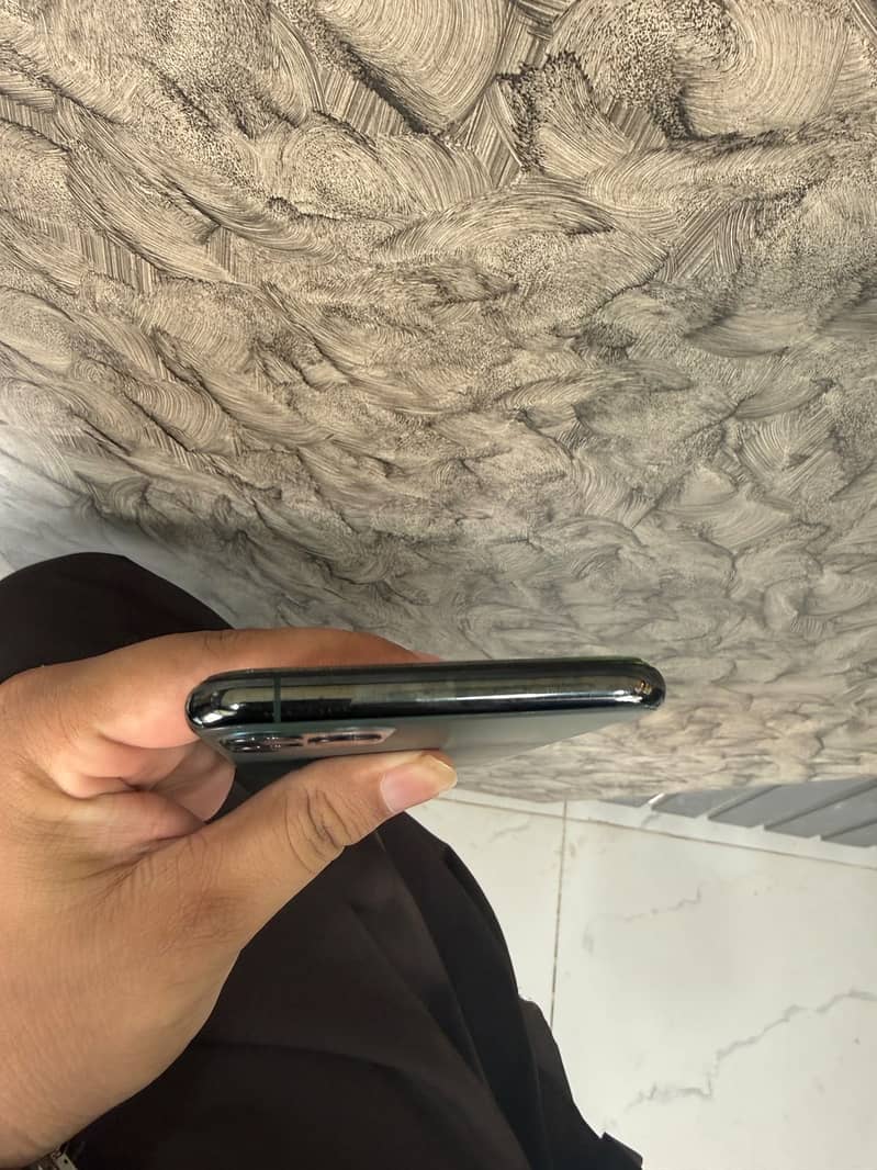 Apple iPhone 11 Pro Max 2