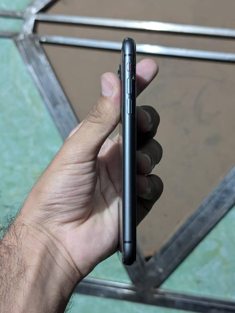 Apple iPhone 11 4