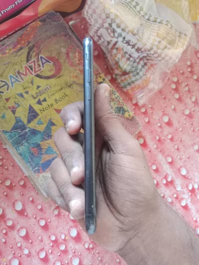 am selling my cellphone iphone 8 64 GB wala ha or non PTA ha btry 84 h