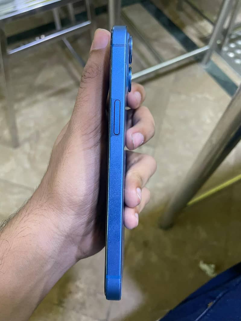 Apple iPhone 13 4