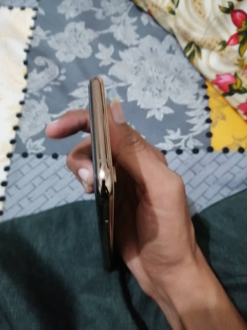 Apple iPhone XS Max 4