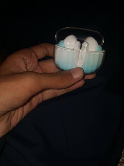 Airox Wireless earbuds with box and eartips