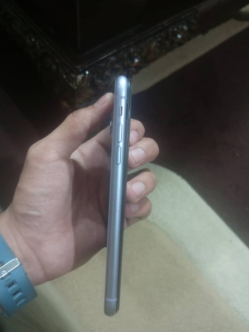 Apple iPhone 11 4