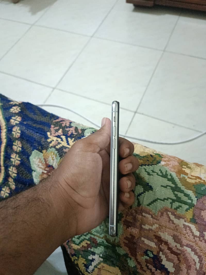 Apple iPhone X 4
