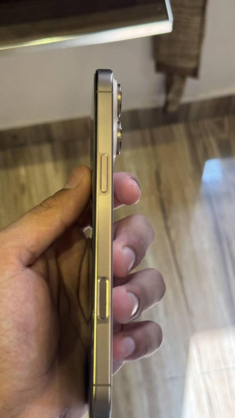 Apple iPhone 16 Pro Max 1