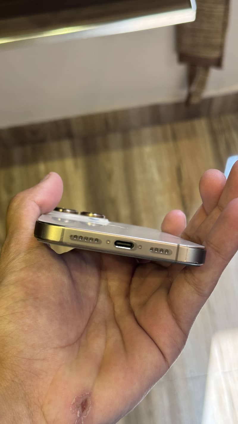 Apple iPhone 16 Pro Max 4