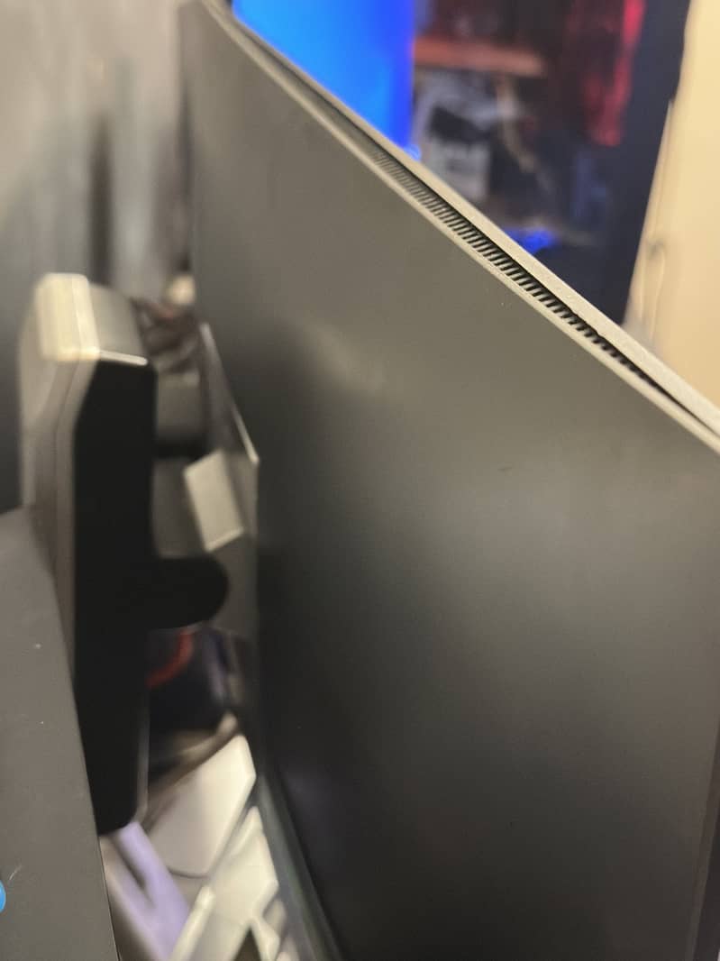 Dell 24’ Borderless LCD 1