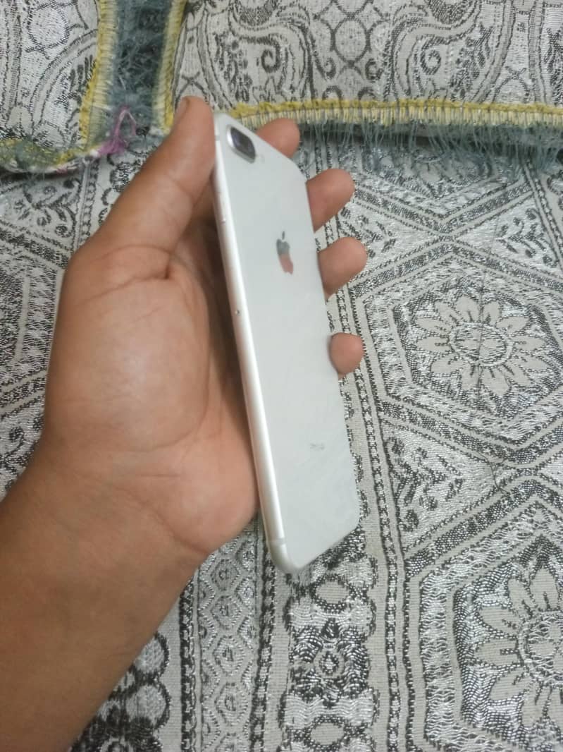 Apple iPhone 8 Plus 1