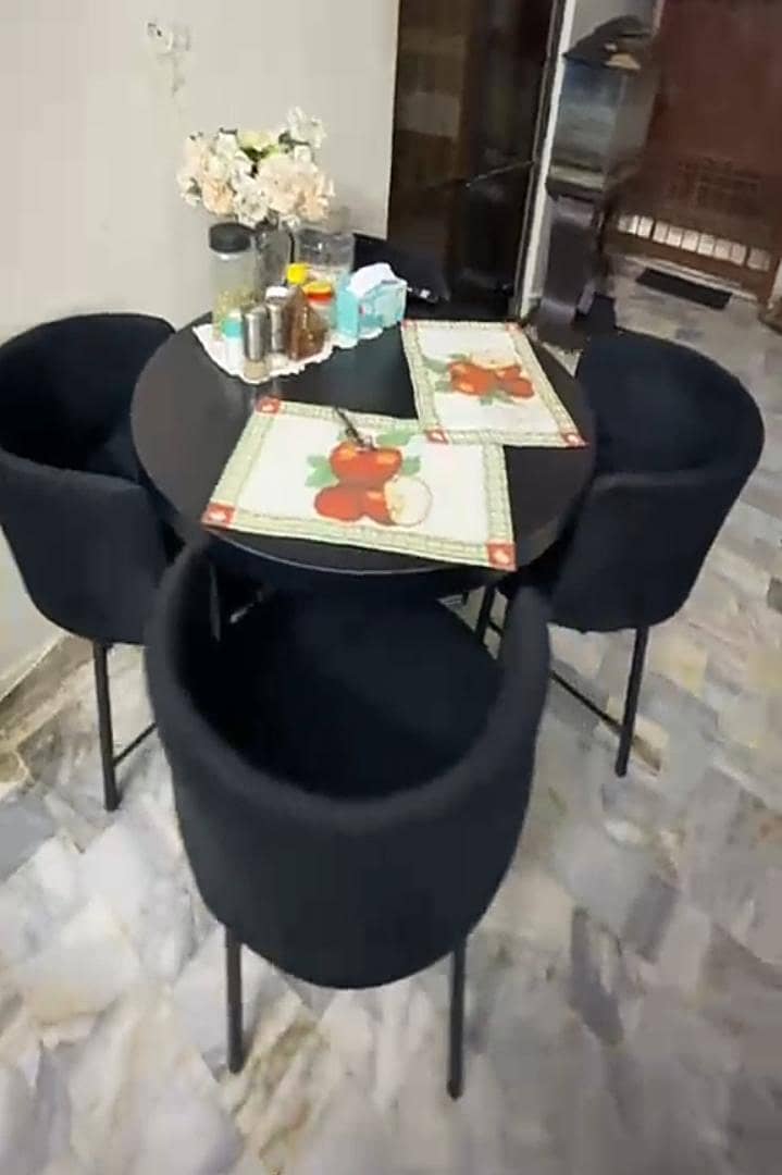 dining table 4 chairs 0