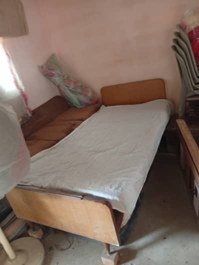 Single bed in good condition .