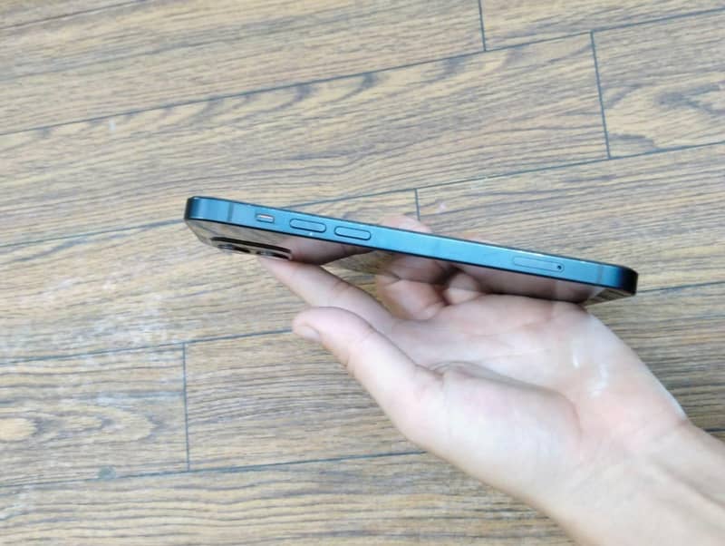 Apple iPhone 12 4