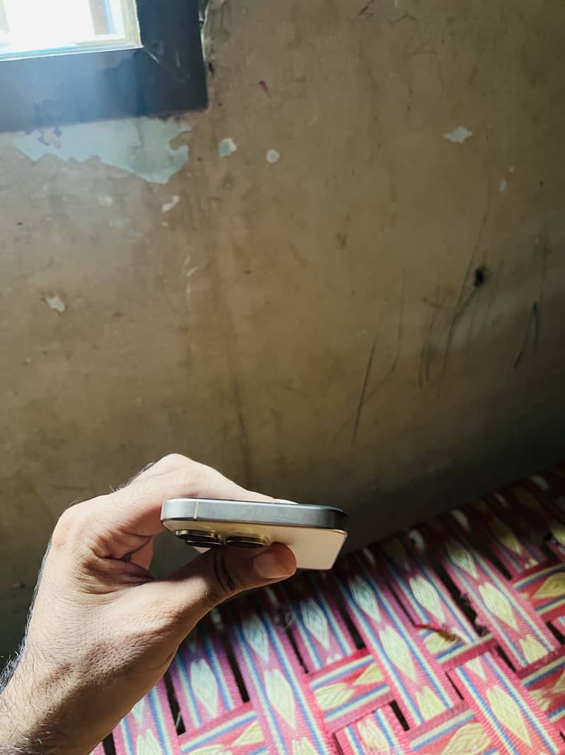 Apple iPhone 16 Pro 2