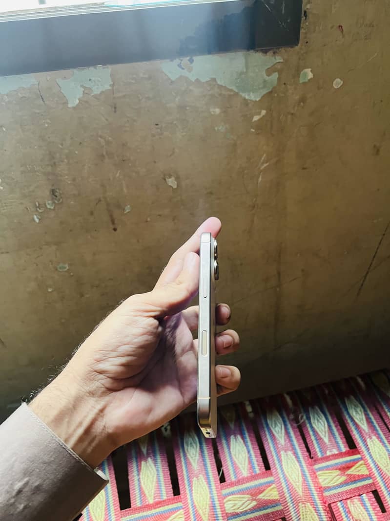 Apple iPhone 16 Pro 3