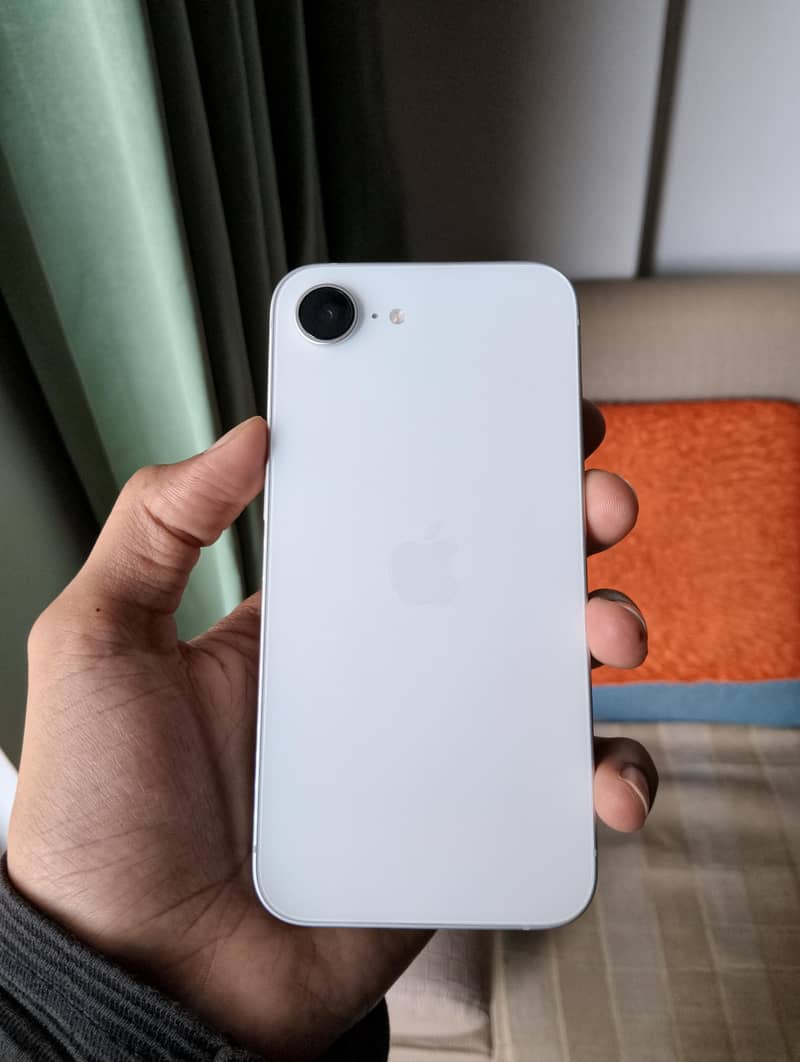 Apple iPhone 17e 4