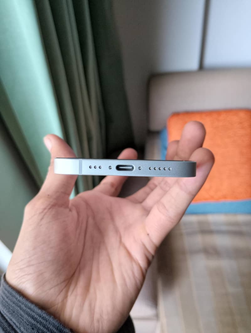Apple iPhone 17e 6
