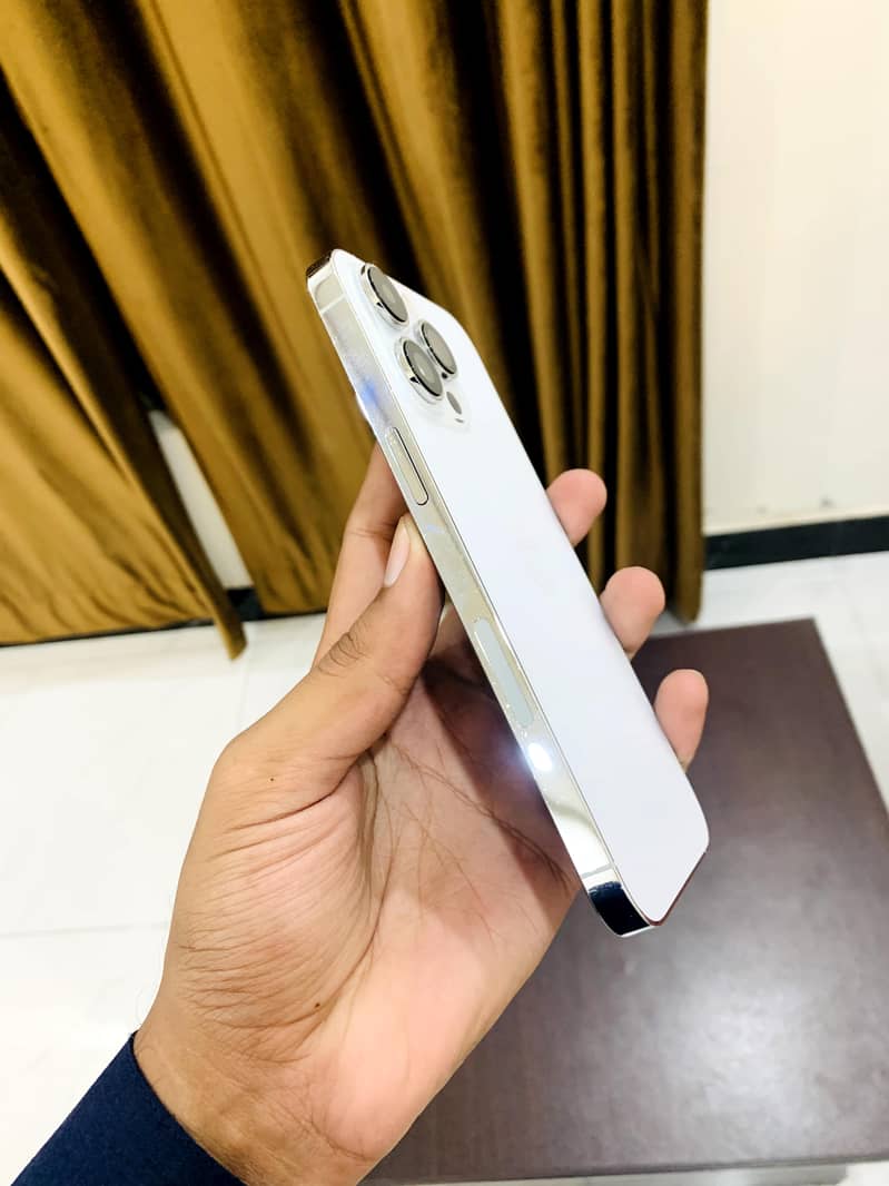 iPhone 14 Pro Max 4