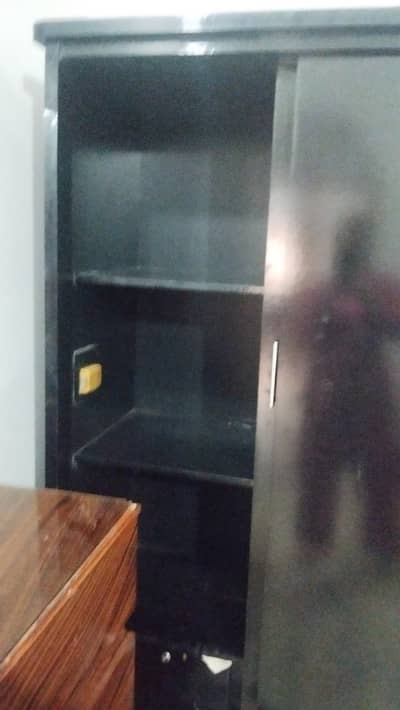 Spacious mint condition wardrobe.
