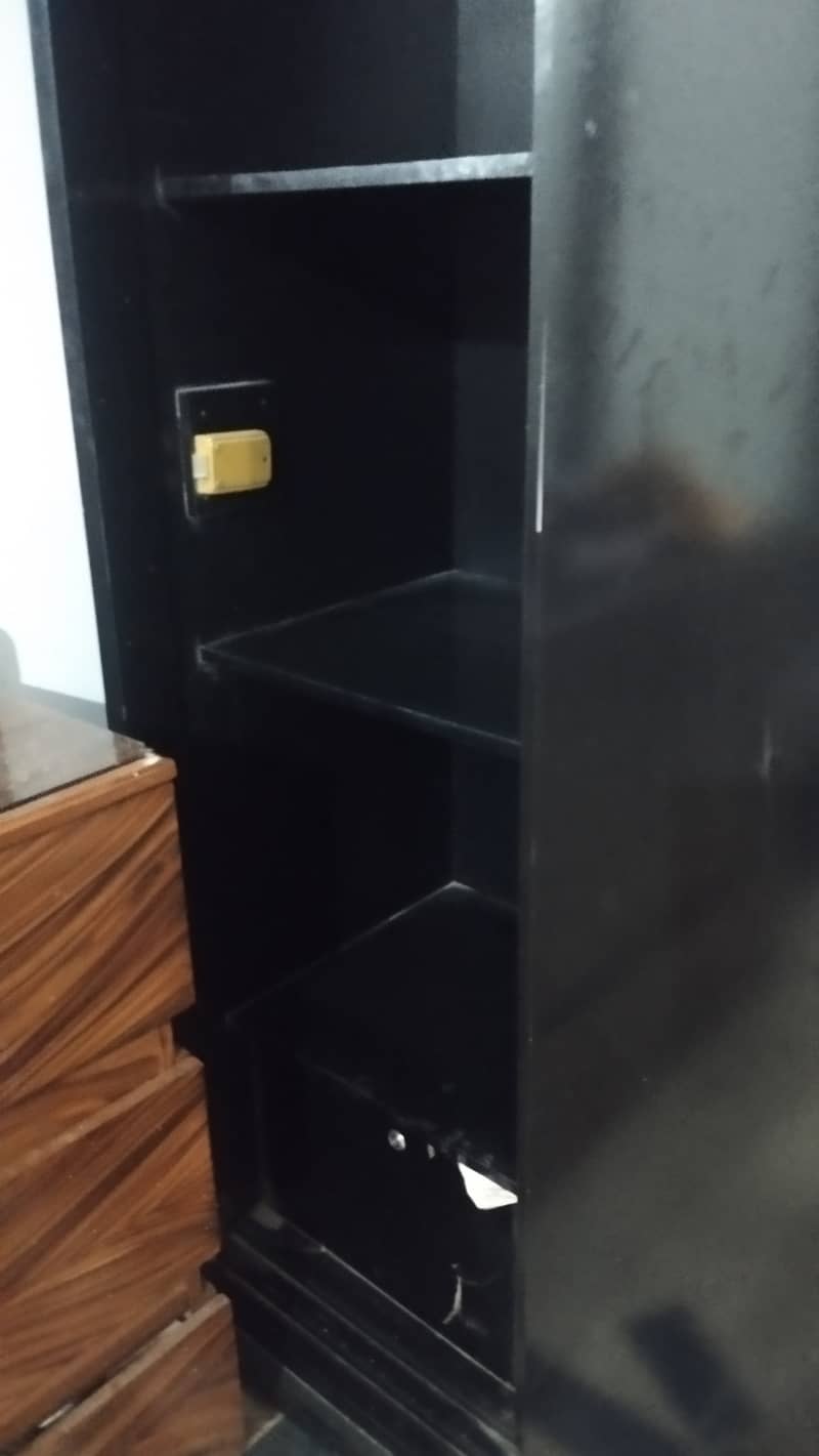 Spacious mint condition wardrobe. 2