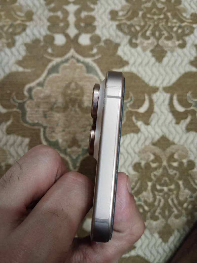 Apple iPhone 16 Pro Max 4