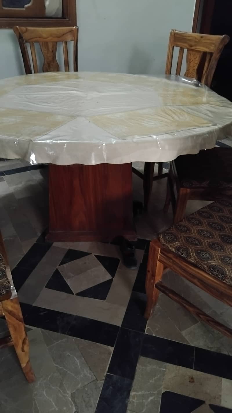 Round Dining Table 7/10 1